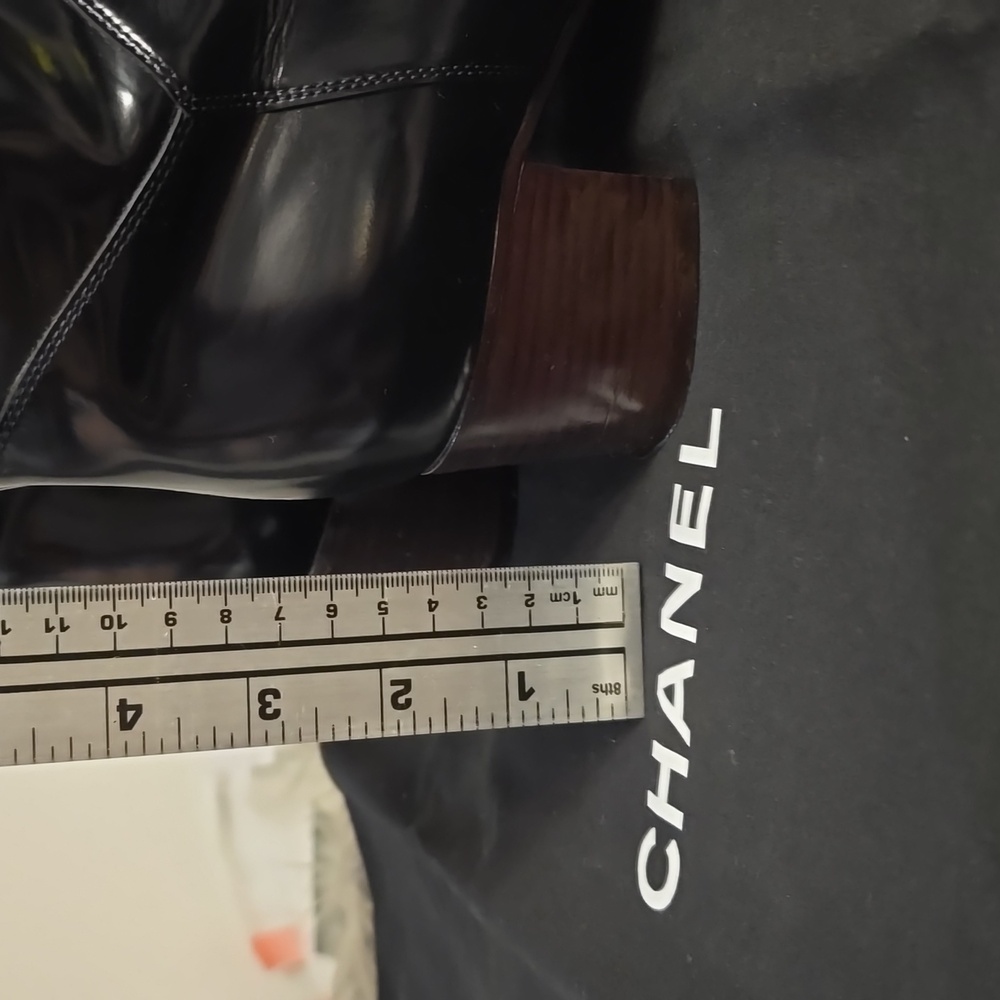 CHANEL black Leather Boots with 1 InterLocking CC logo - Picture 14 of 17